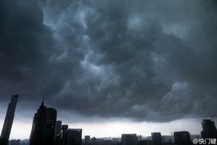 北京暴雨，天空乌云浓密一秒入夜