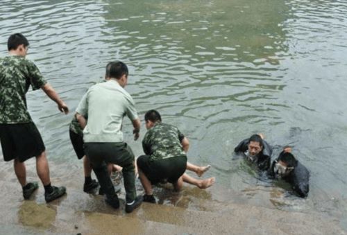 大连内涝悲剧，父女二人不幸溺亡