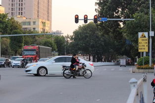 行人闯红灯致电动车驾驶员被轧身亡，一次悲剧的警示