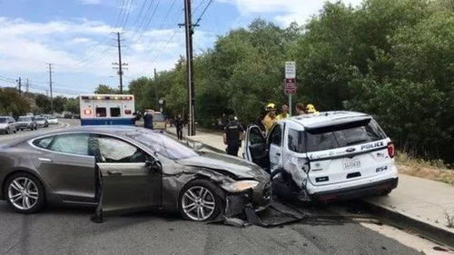 警方通报成都一警车疑擦挂后逃逸事件，责任不容回避，公正必将彰显