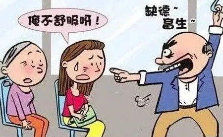 大妈要求女孩让座引发路人怒怼事件分析