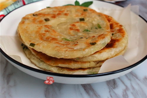 葱油饼的家常做法，外酥里软，香气扑鼻！